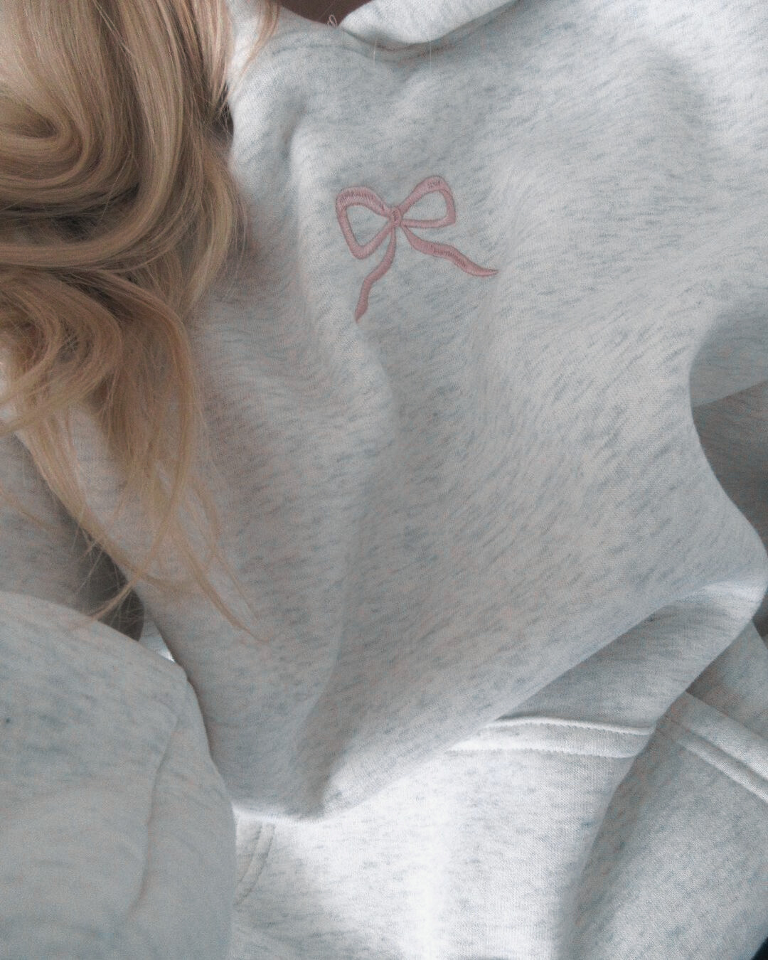 Veloura – Dameshoodie katoenmix met roze strikje – casual & vrouwelijk