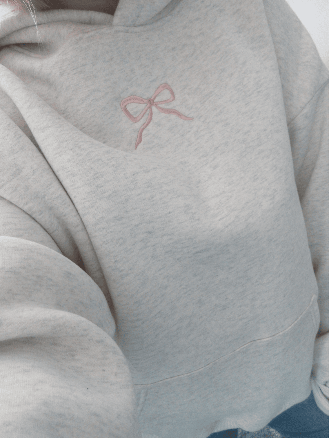 Veloura – Dameshoodie katoenmix met roze strikje – casual & vrouwelijk