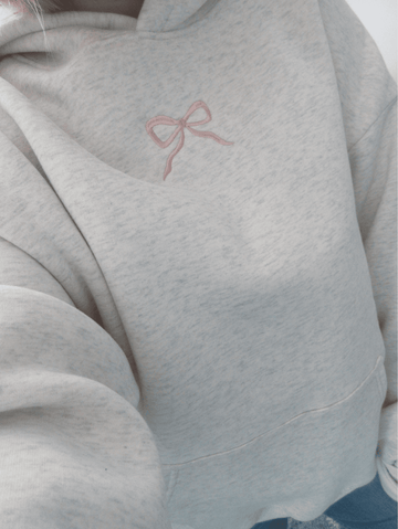 Veloura – Dameshoodie katoenmix met roze strikje – casual & vrouwelijk