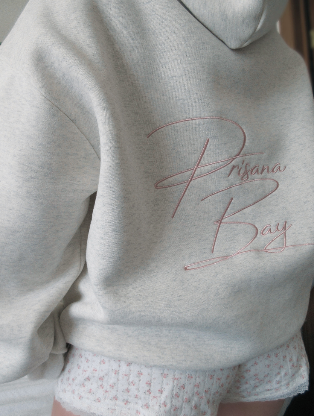 Veloura – Dameshoodie katoenmix met roze strikje – casual & vrouwelijk