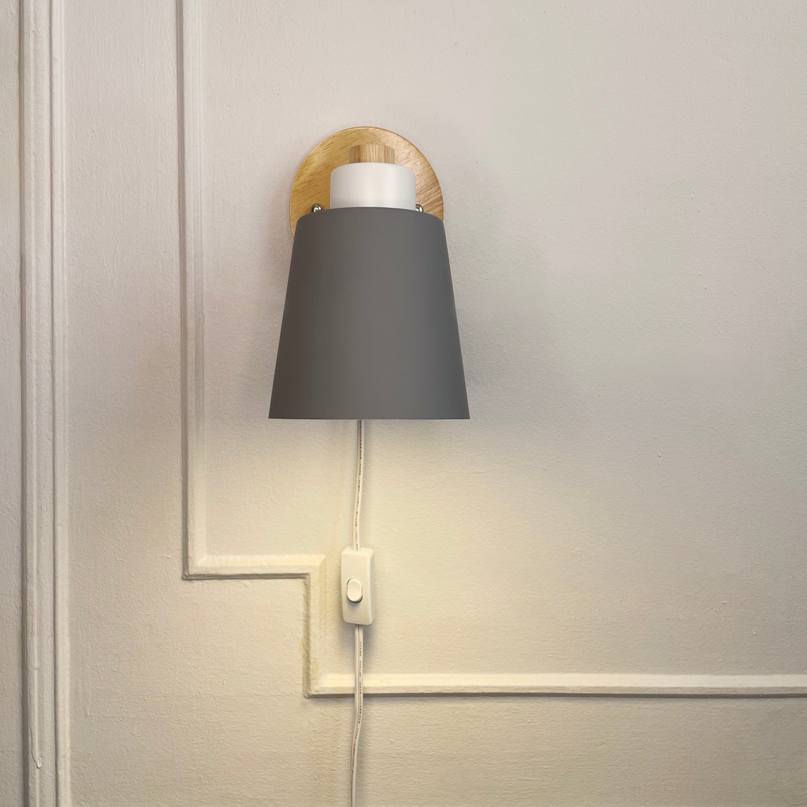Verano – Rotatable reading lamp made of wood and metal with plug connection