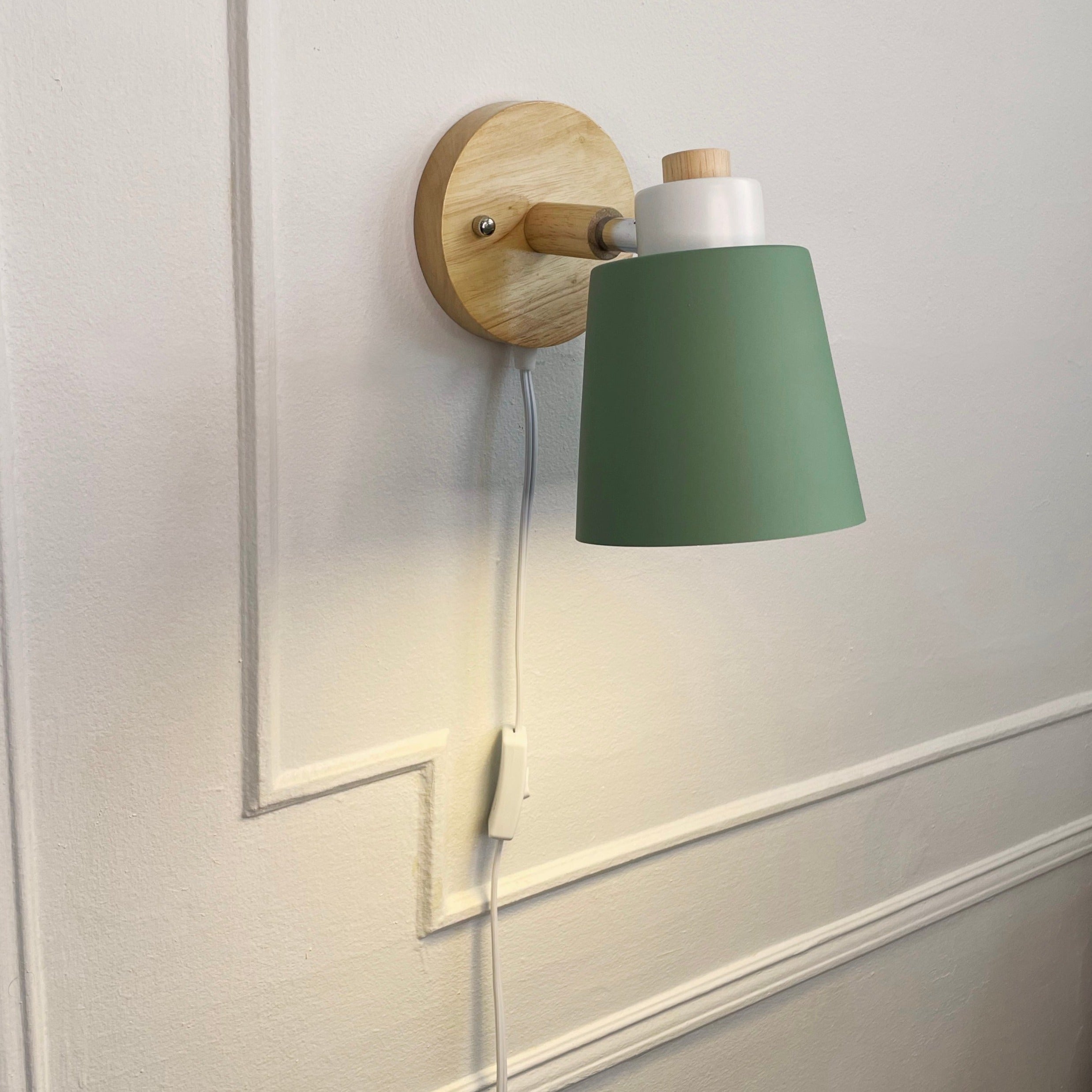 Verano – Rotatable reading lamp made of wood and metal with plug connection