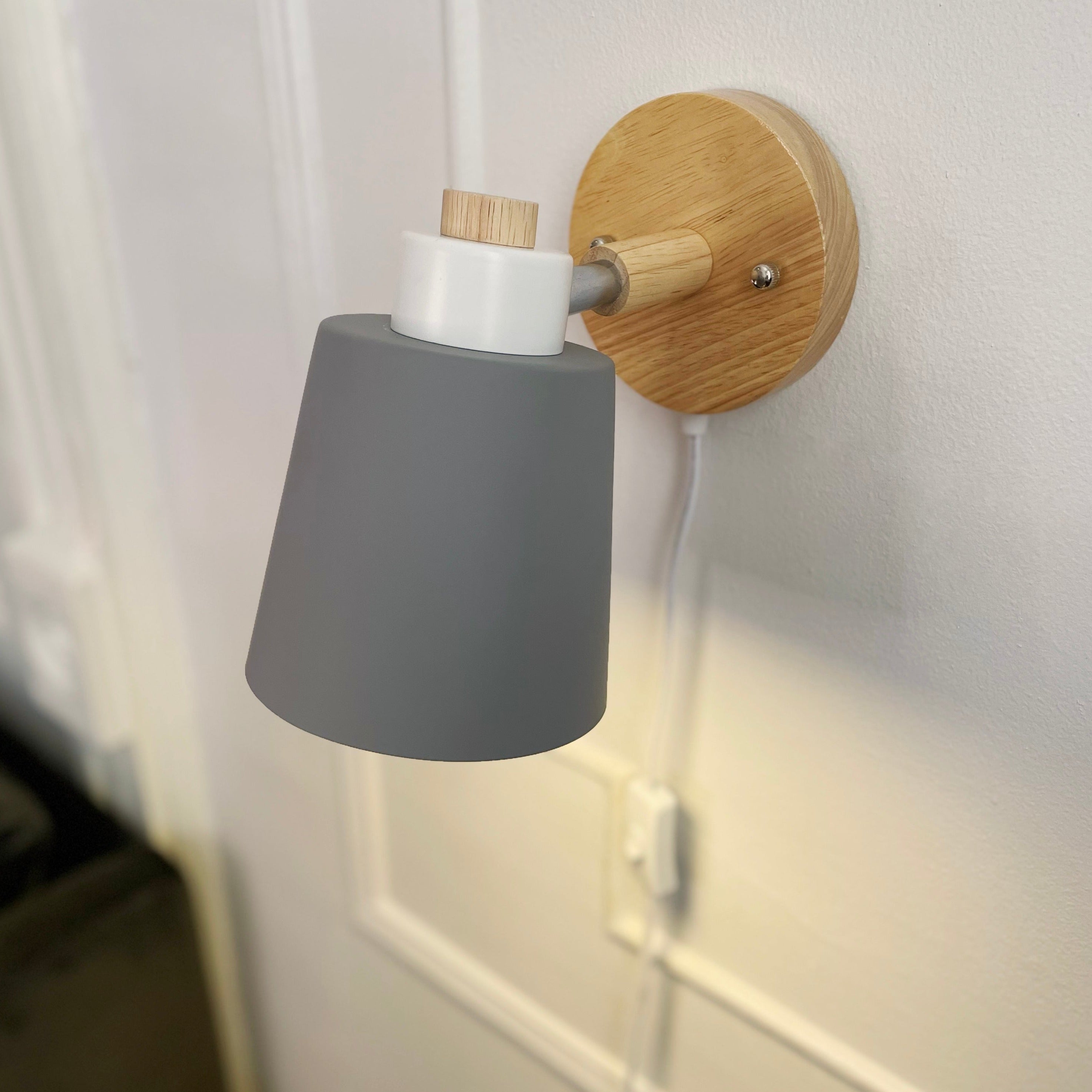 Verano – Rotatable reading lamp made of wood and metal with plug connection