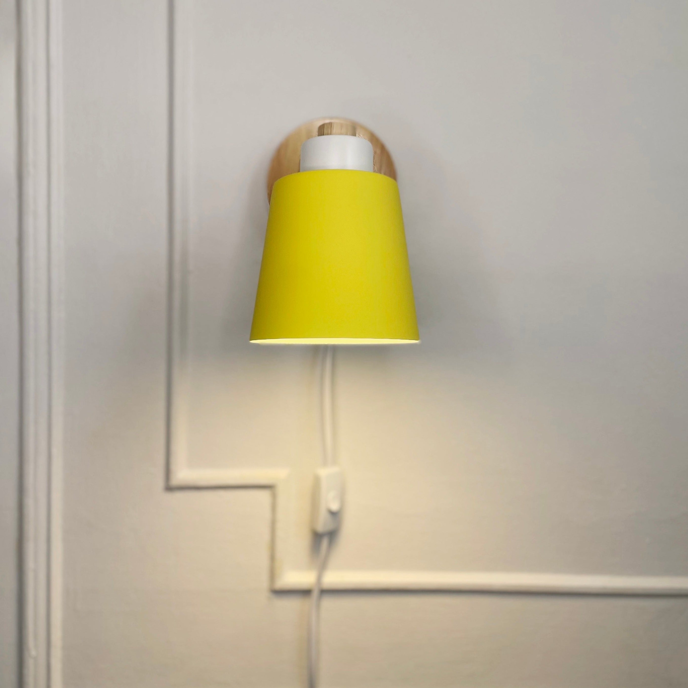Verano – Rotatable reading lamp made of wood and metal with plug connection