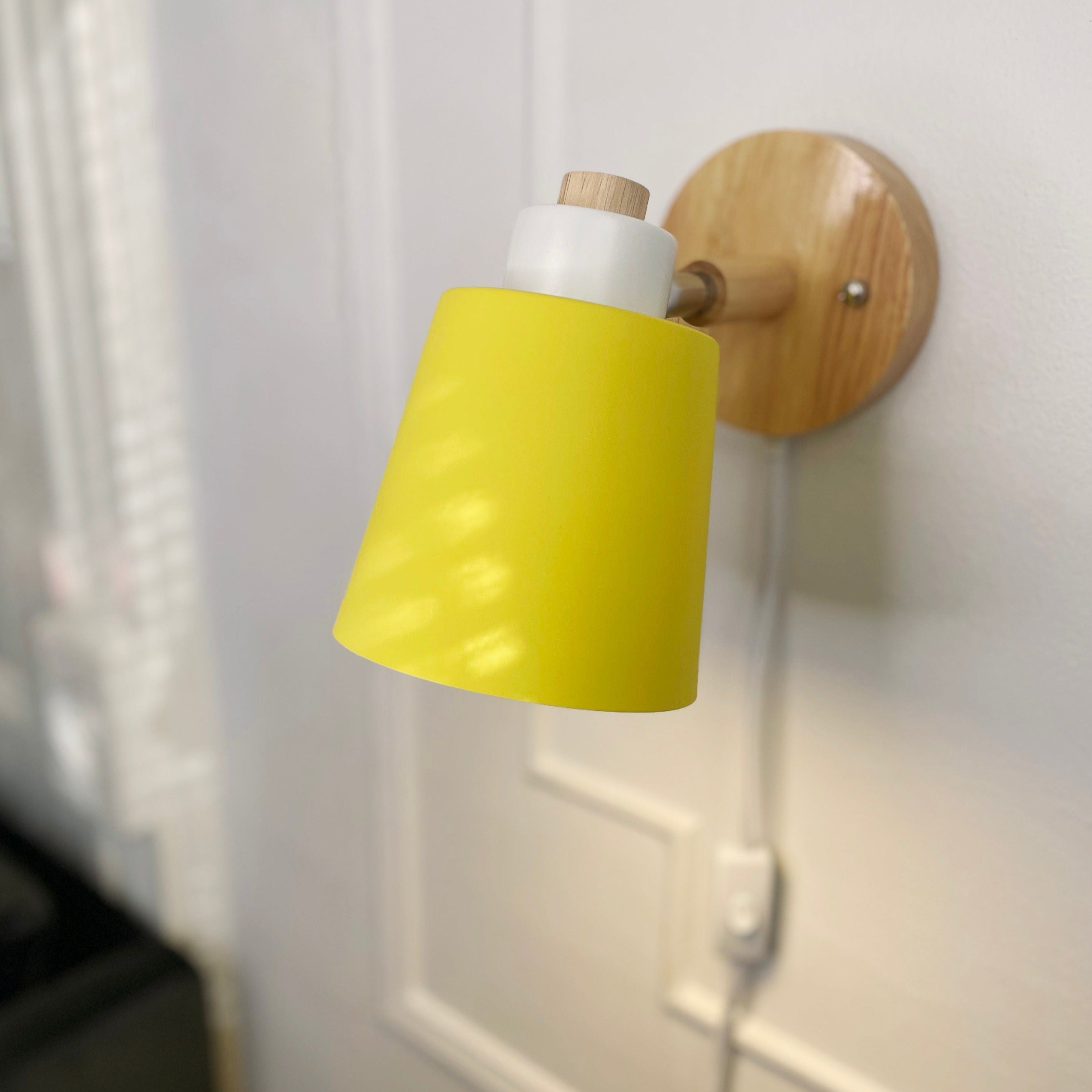 Verano – Rotatable reading lamp made of wood and metal with plug connection