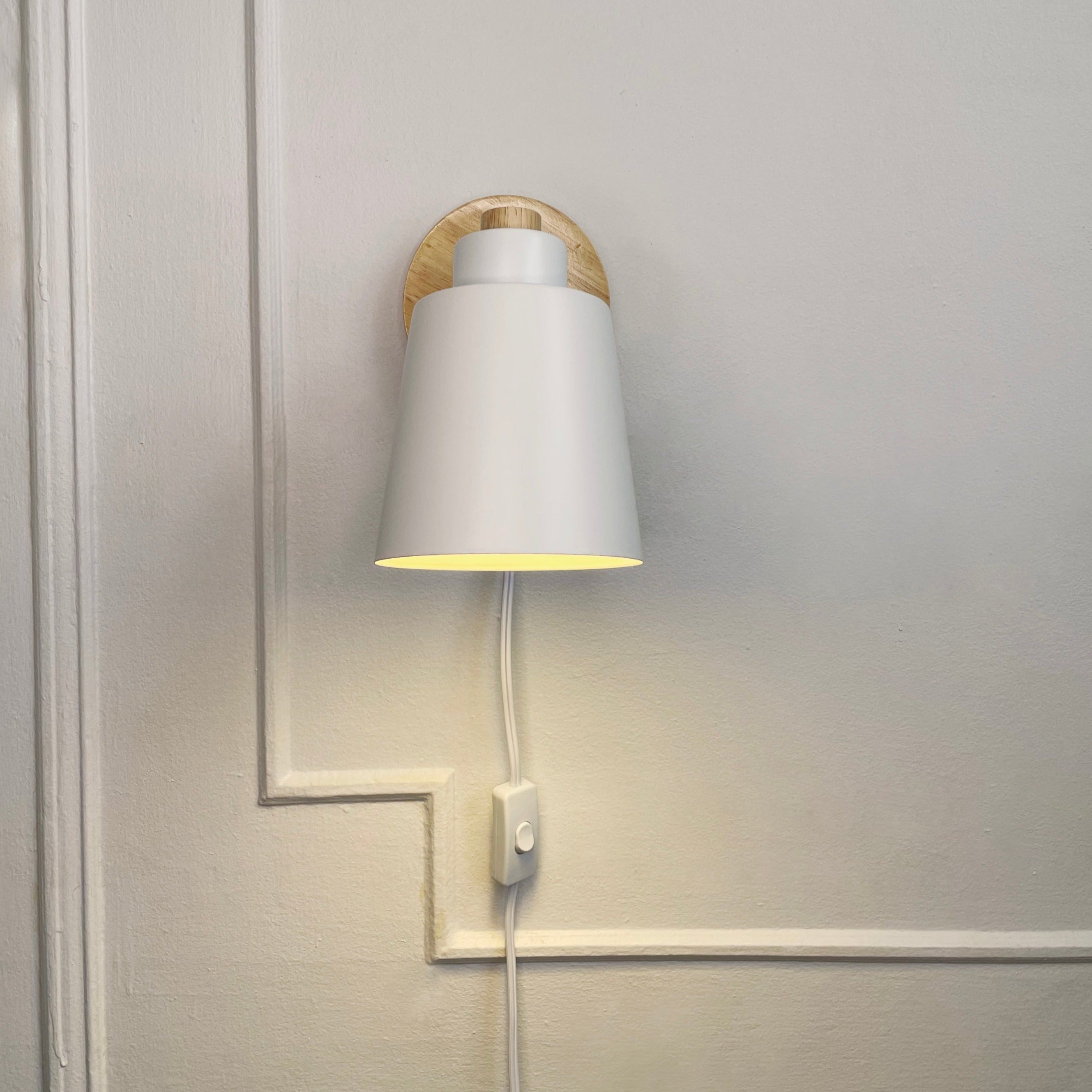 Verano – Rotatable reading lamp made of wood and metal with plug connection
