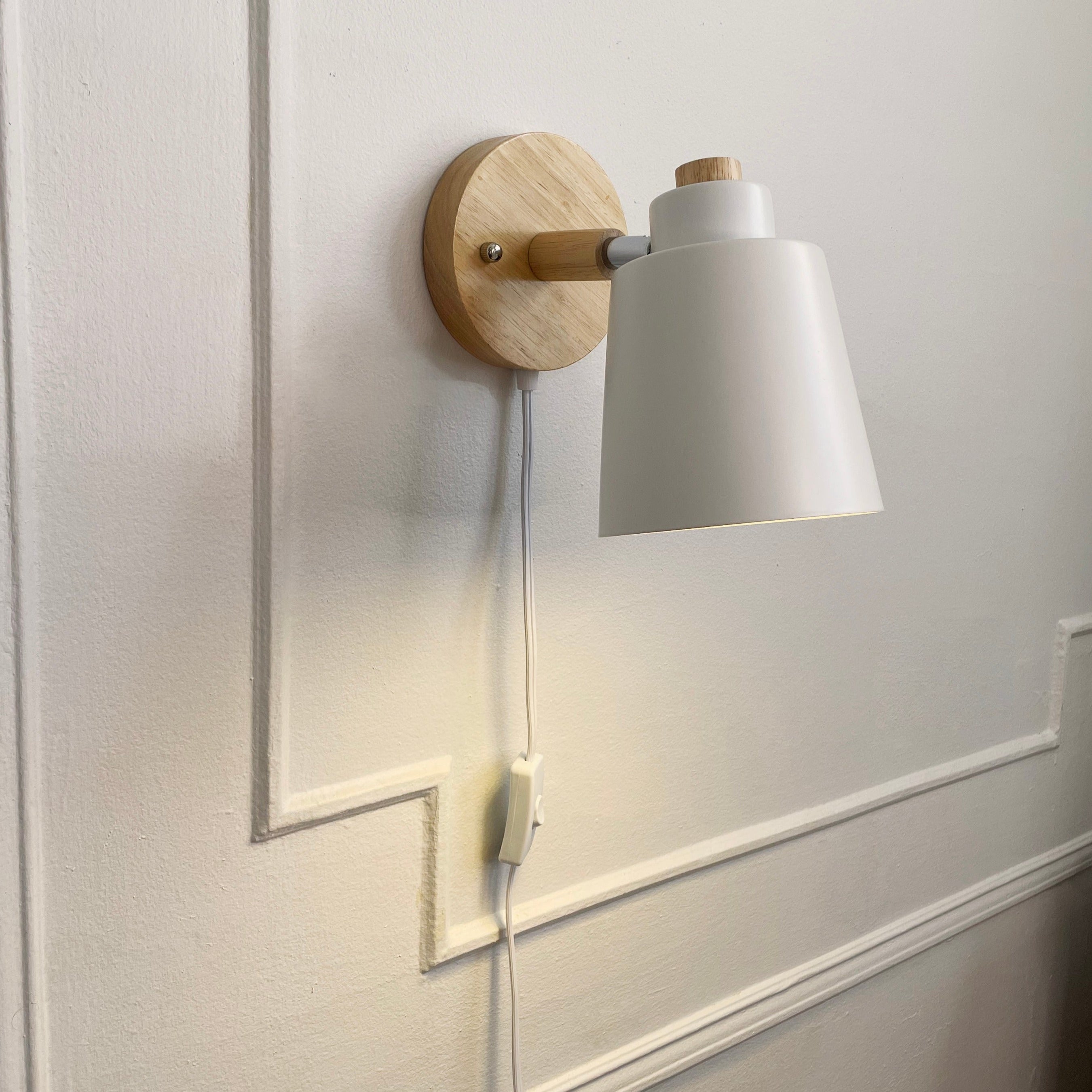 Verano – Rotatable reading lamp made of wood and metal with plug connection