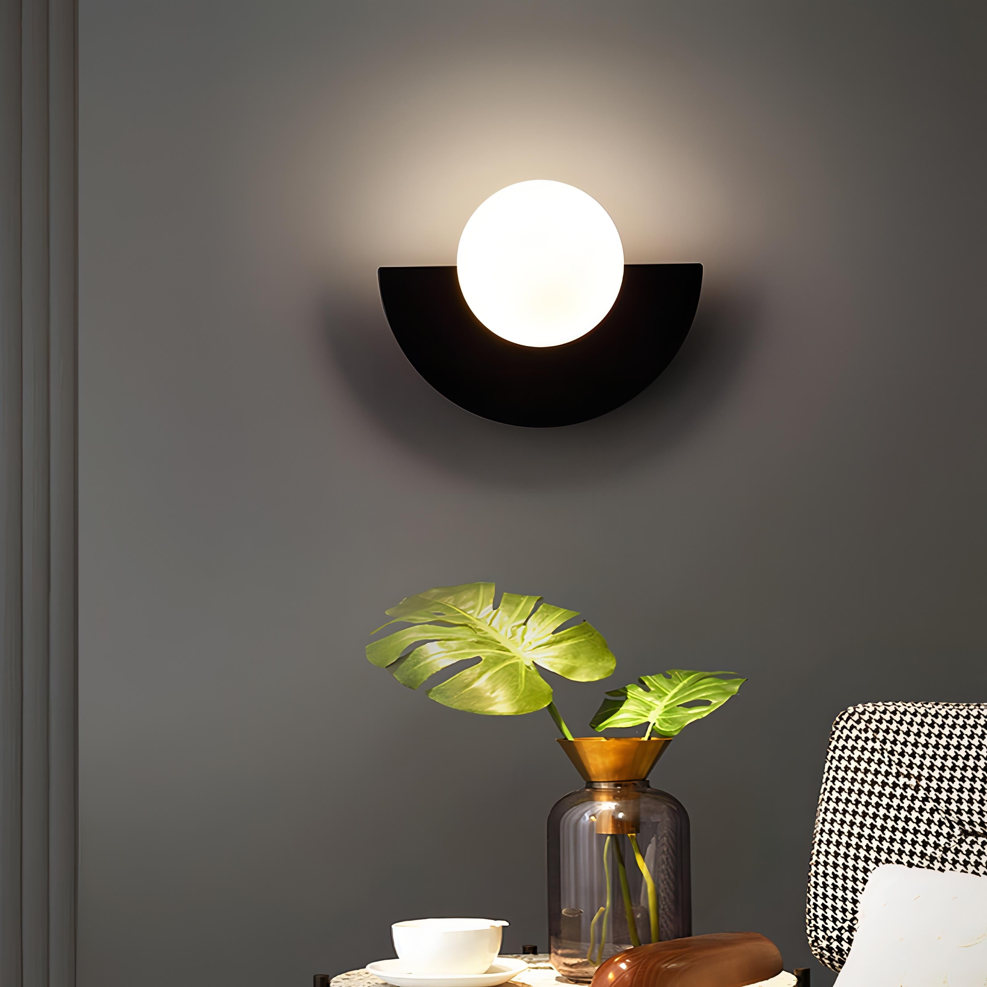 Arctiq – Scandinavian half moon wall lamp – LED wall lighting