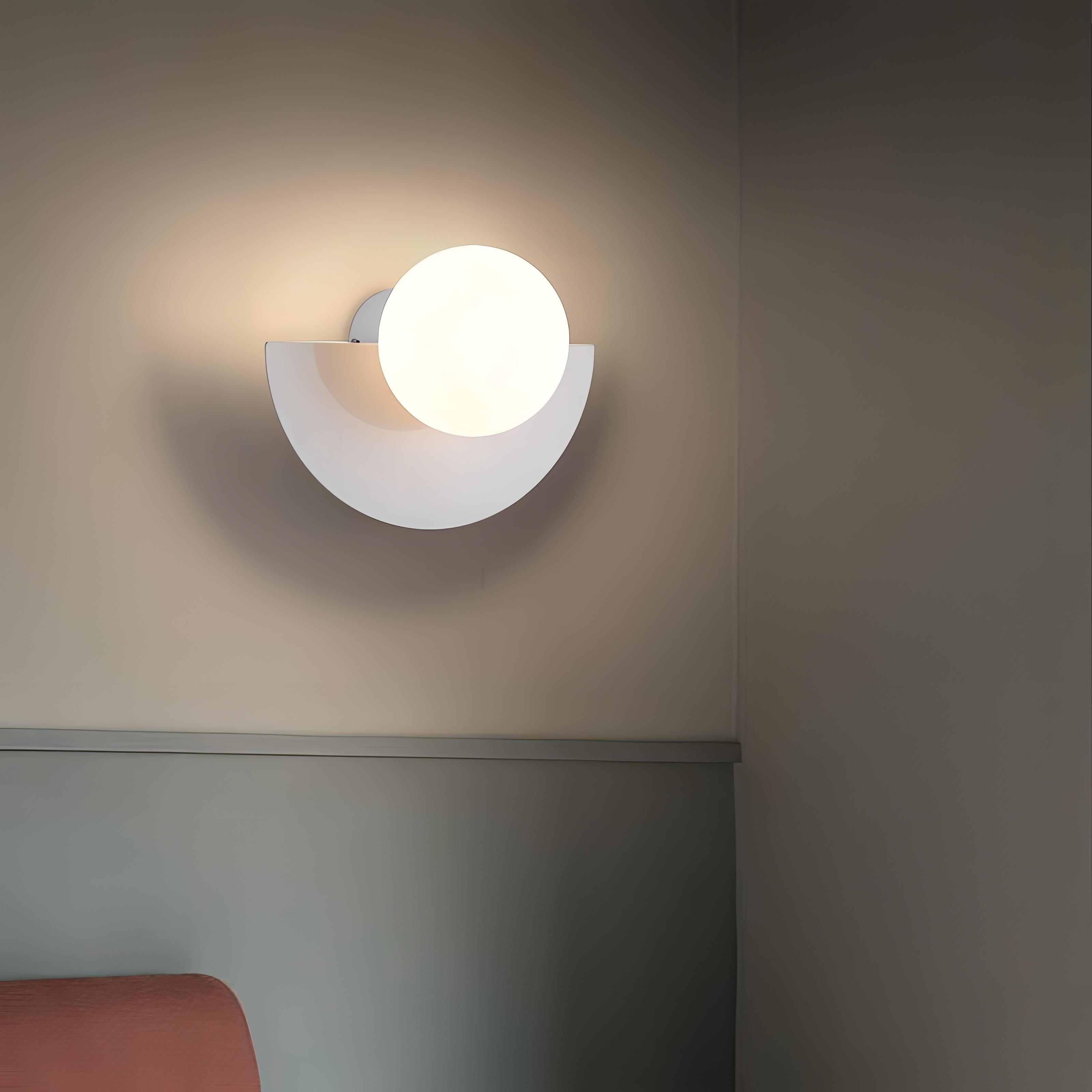 Arctiq – Scandinavian half moon wall lamp – LED wall lighting