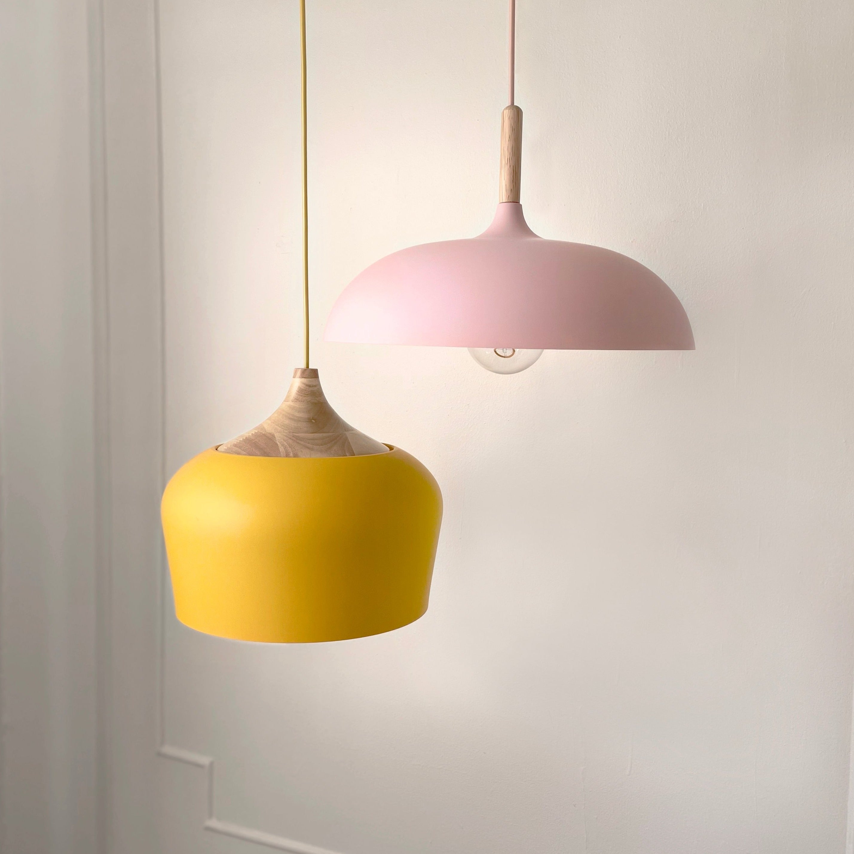 Pastelume – Retro pendant lamp with wood & pastel-colored metal shade