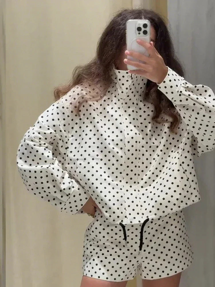 Stylowy Zestaw Damski w Kropki: Kurtka ze Stójką i Spodenki z Wysokim Stanem, Casual, Elegancki 1