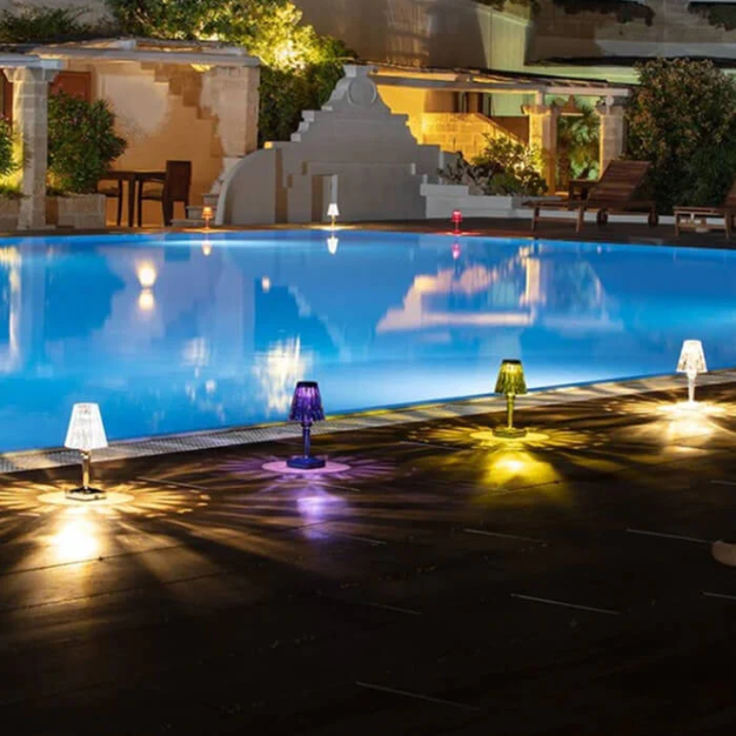 CrystalLuxe – Lámpara de mesa de diseño cristalino con luz cálida – Moderna y clásica