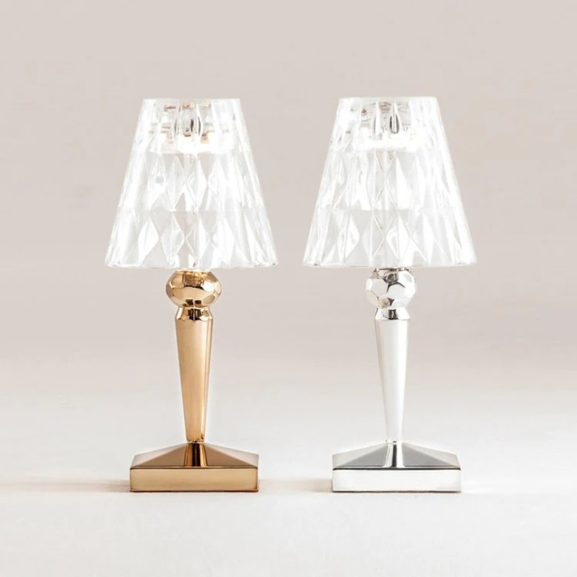 CrystalLuxe – Lámpara de mesa de diseño cristalino con luz cálida – Moderna y clásica