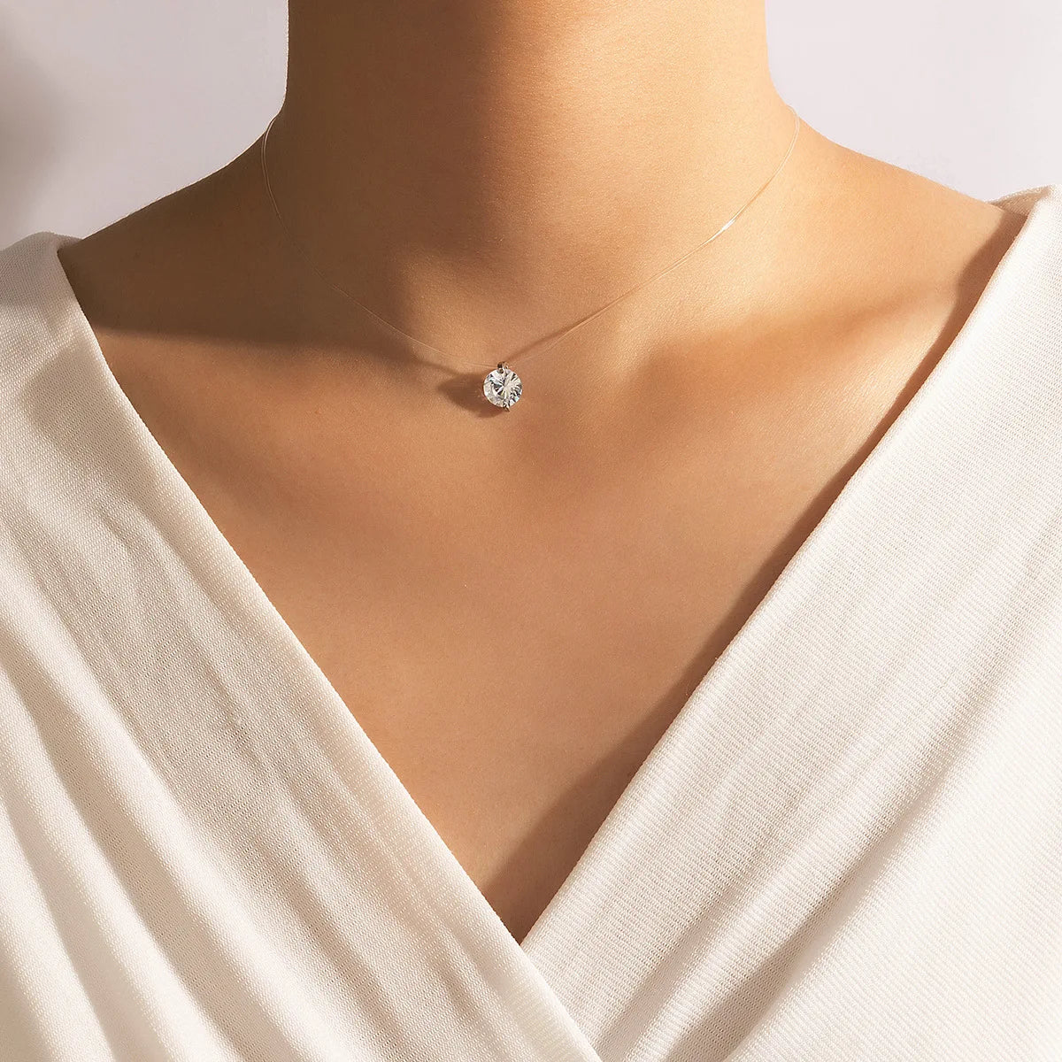 Collar de mujer con cristal de circón y línea de pesca invisible