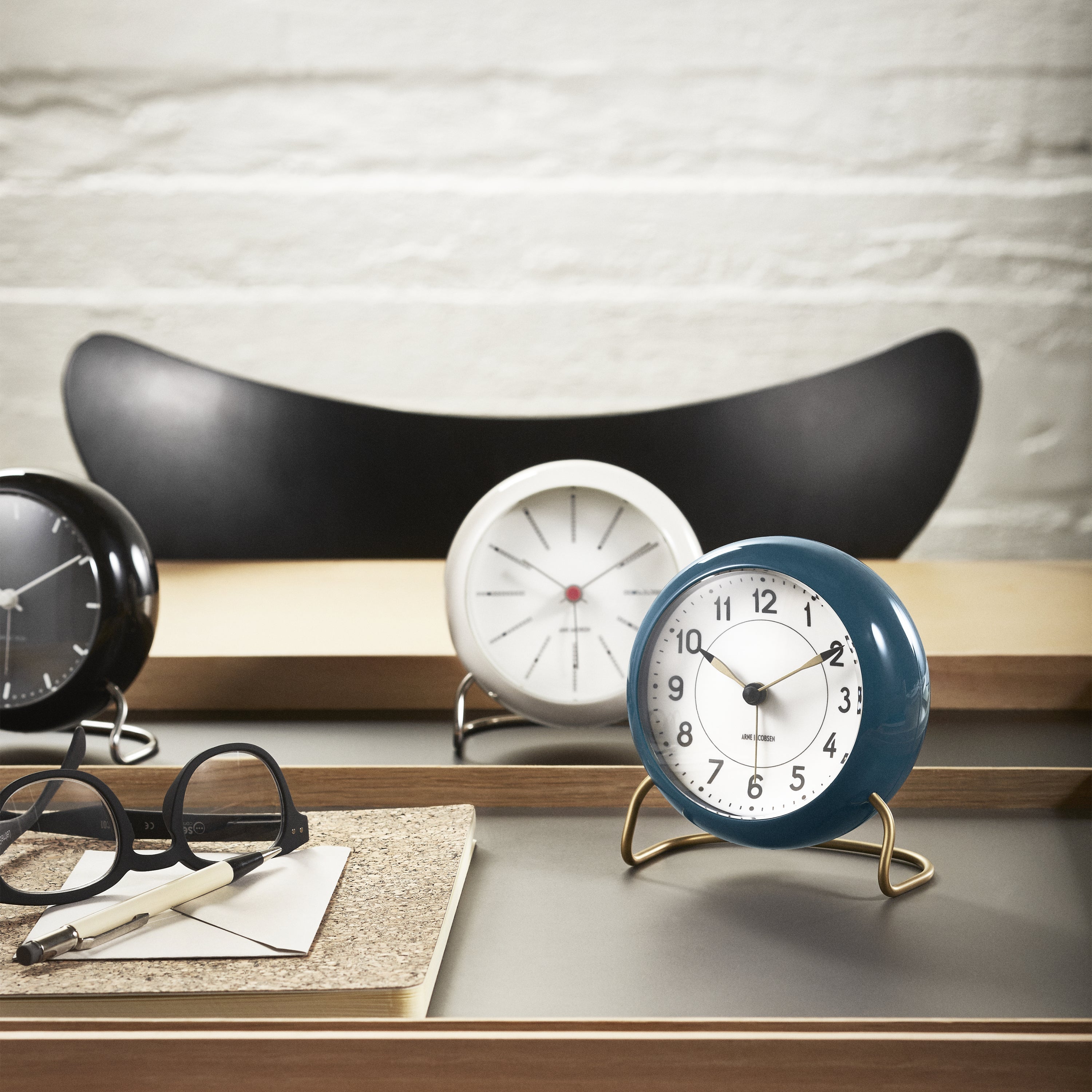 Horvéra – Station table clock with alarm & light sensor, modern design
