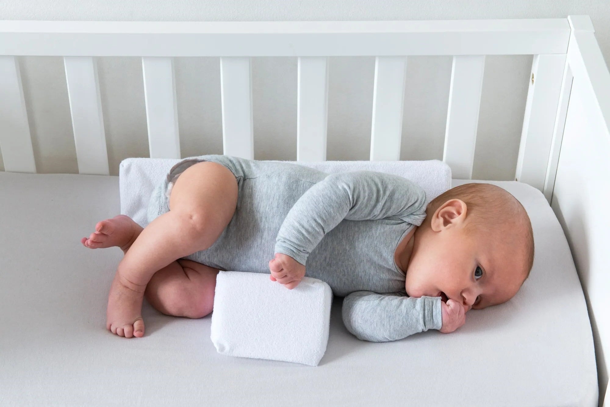 Baby anti-rol wigkussen - Comfortabele 45° slaappositie, gemakkelijk wasbaar