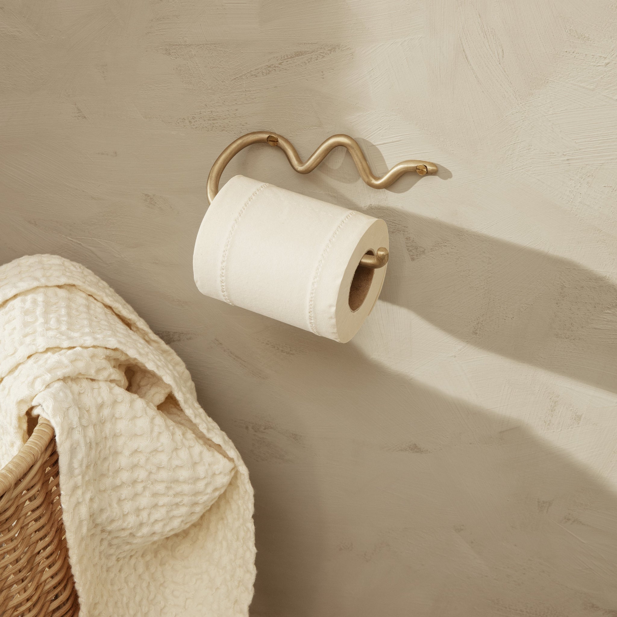 Curvesso – Toilet Paper Holder Brass, handmade & elegant design
