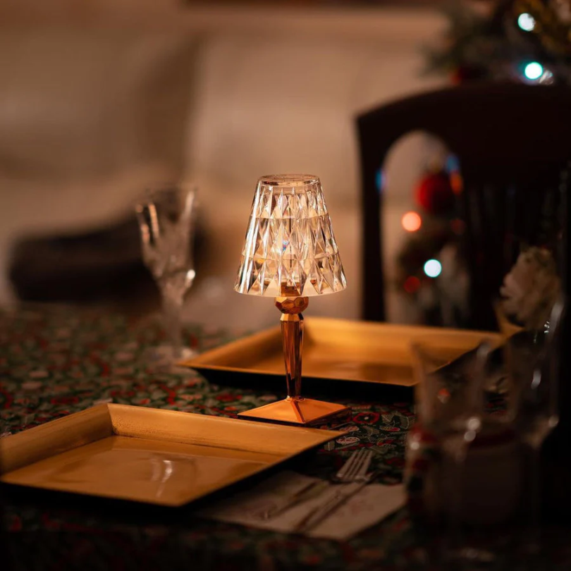CrystalLuxe – Lámpara de mesa de diseño cristalino con luz cálida – Moderna y clásica