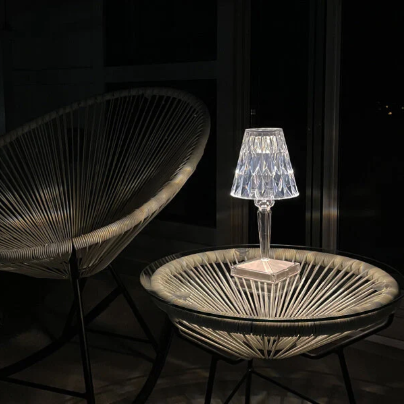 CrystalLuxe – Lámpara de mesa de diseño cristalino con luz cálida – Moderna y clásica