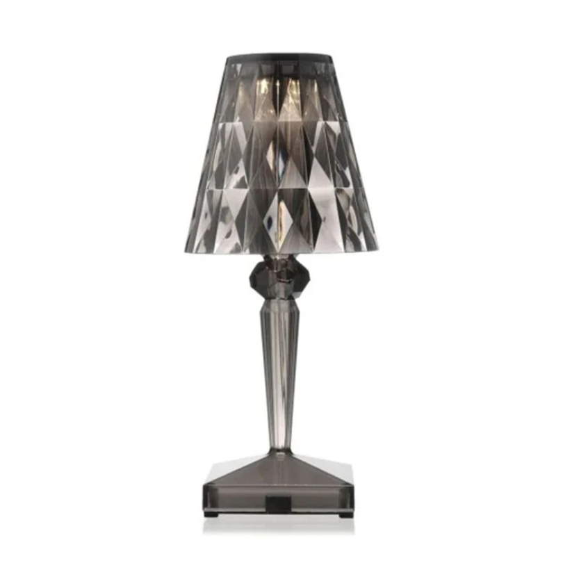 CrystalLuxe – Lámpara de mesa de diseño cristalino con luz cálida – Moderna y clásica
