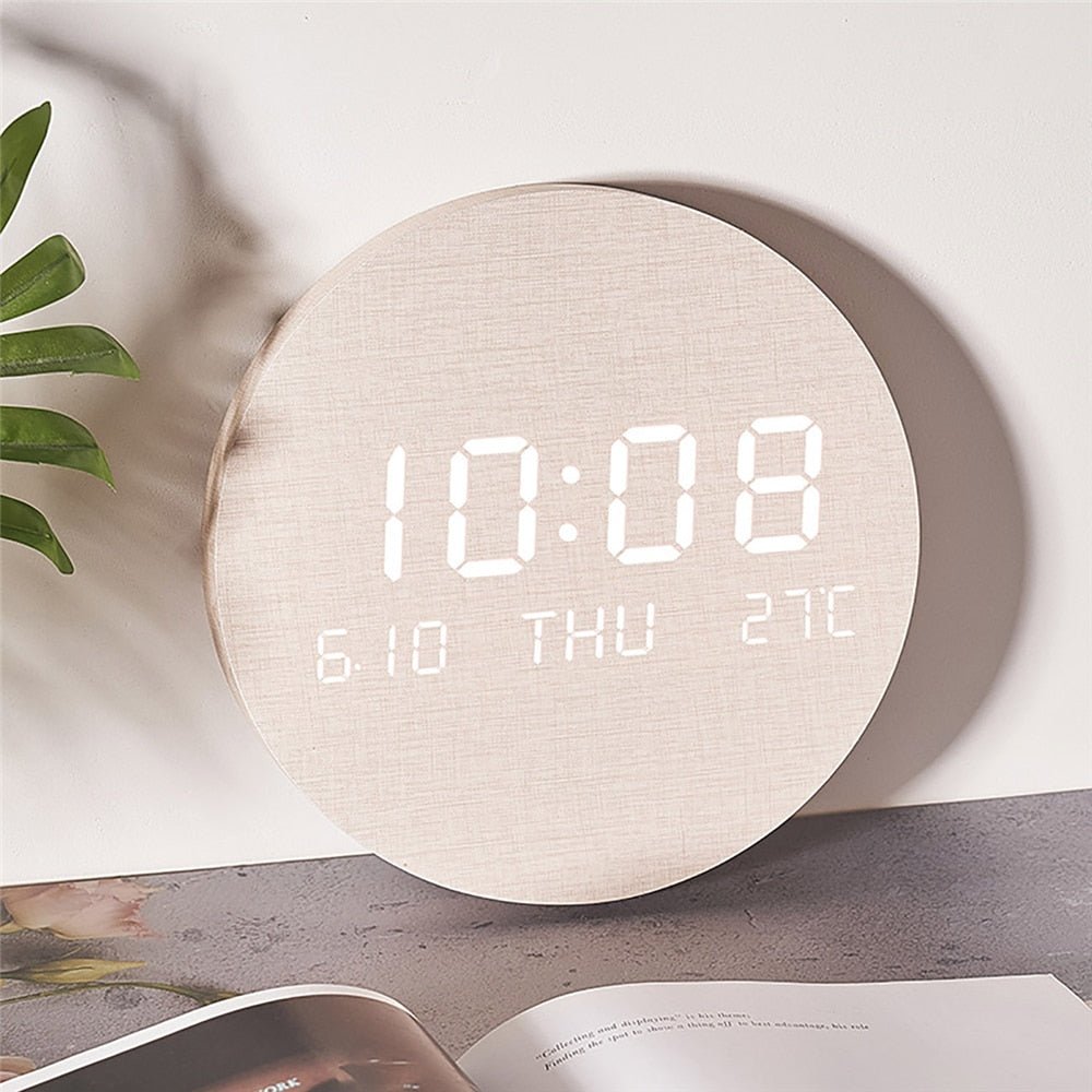 Svenna – Scandinavian Wall Clock – Minimalist Digital Battery Design