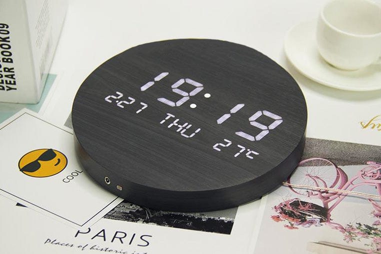 Svenna – Scandinavian Wall Clock – Minimalist Digital Battery Design