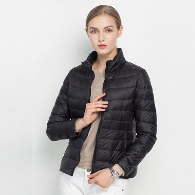 Zwarte Korte Trenchcoat | Isabel Jas met Tijdloze Dubbele Knoopsluiting