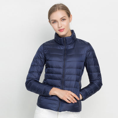 Zwarte Korte Trenchcoat | Isabel Jas met Tijdloze Dubbele Knoopsluiting