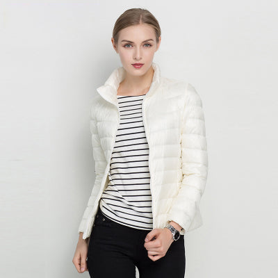 Zwarte Korte Trenchcoat | Isabel Jas met Tijdloze Dubbele Knoopsluiting