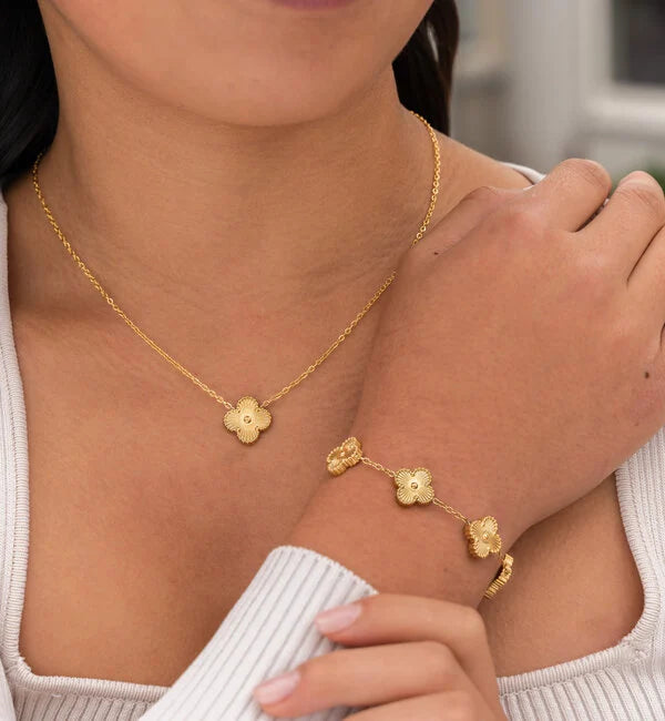Julia – Klaver Sieradenset in Goud & Parelmoer | Tijdloze Luxe