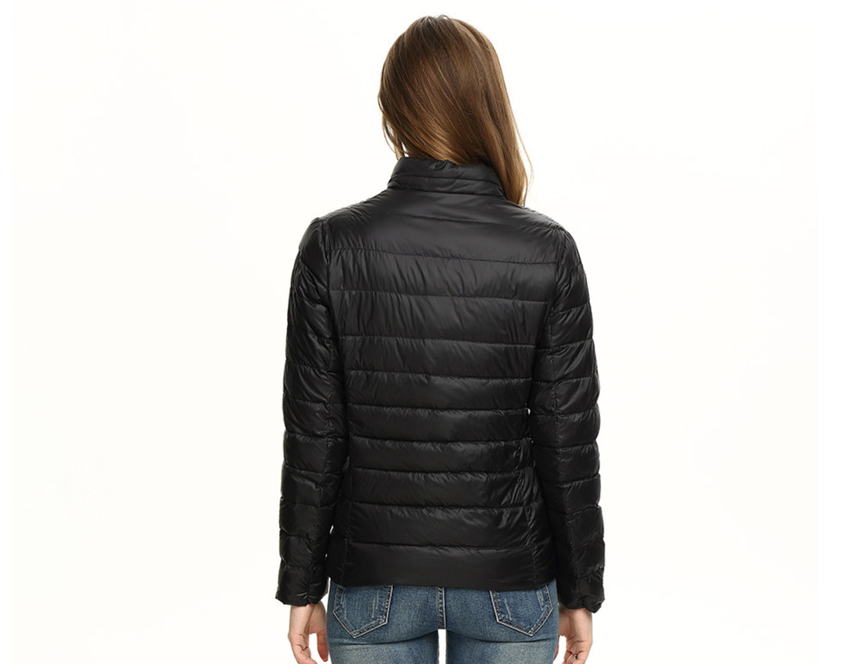 Zwarte Korte Trenchcoat | Isabel Jas met Tijdloze Dubbele Knoopsluiting