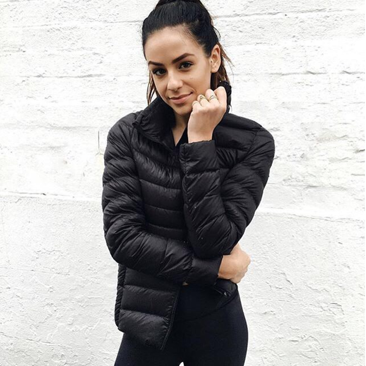 Zwarte Korte Trenchcoat | Isabel Jas met Tijdloze Dubbele Knoopsluiting